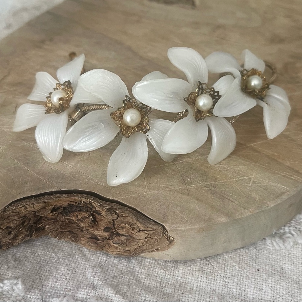 VTG White and Gold Floral Bracelet